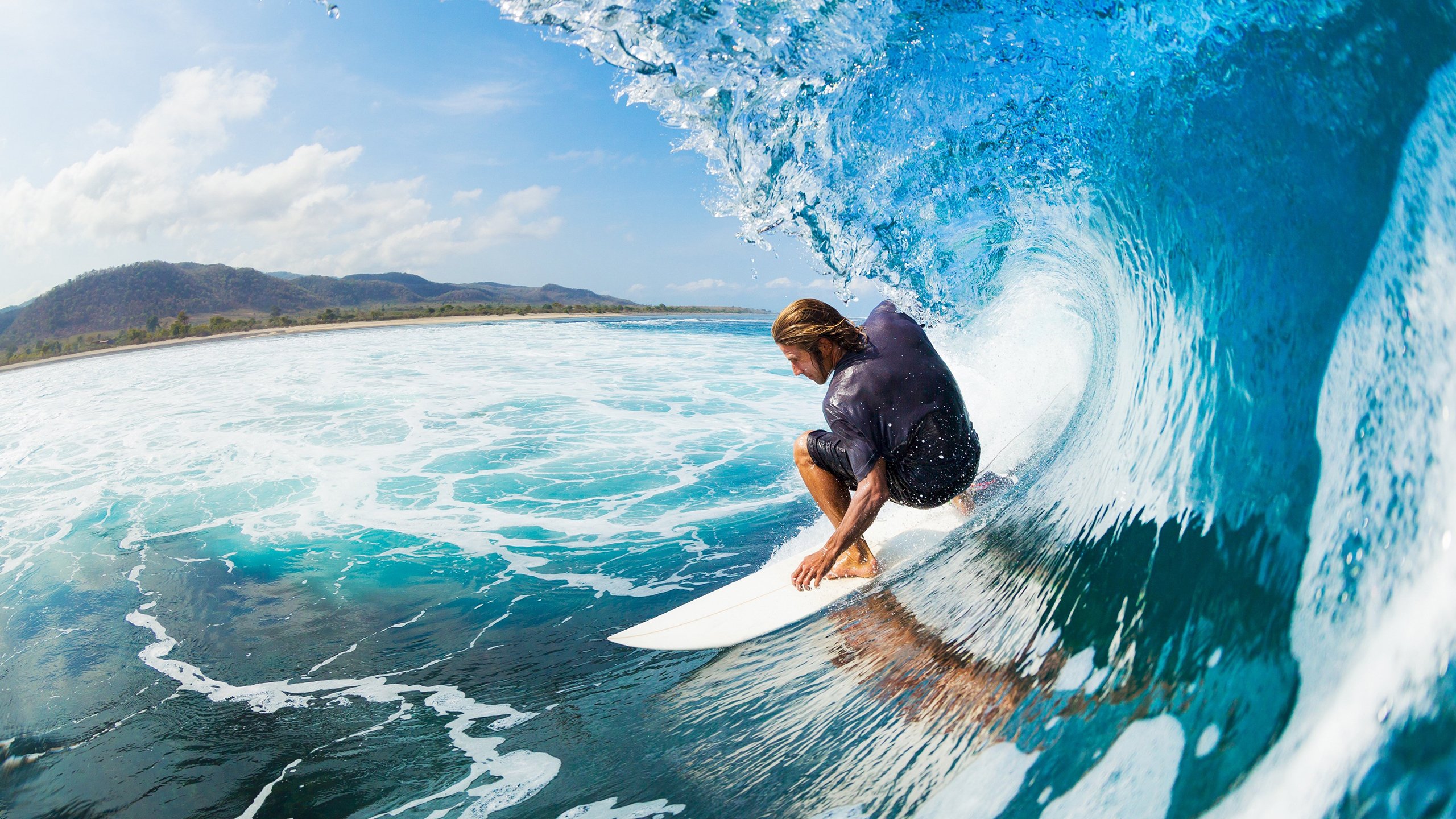 城市夜空摩托极限表演，灯光交织的极速盛宴，摩托车夜跑视频第一视角